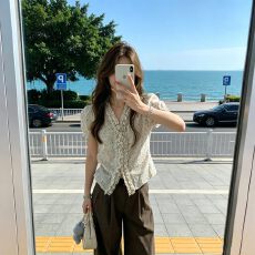批发提花<b class='q'>刺绣</b>面料+橡筋褶皱夏季碎花肌理<b class='q'>衬衫</b>女木耳边V领泡泡袖