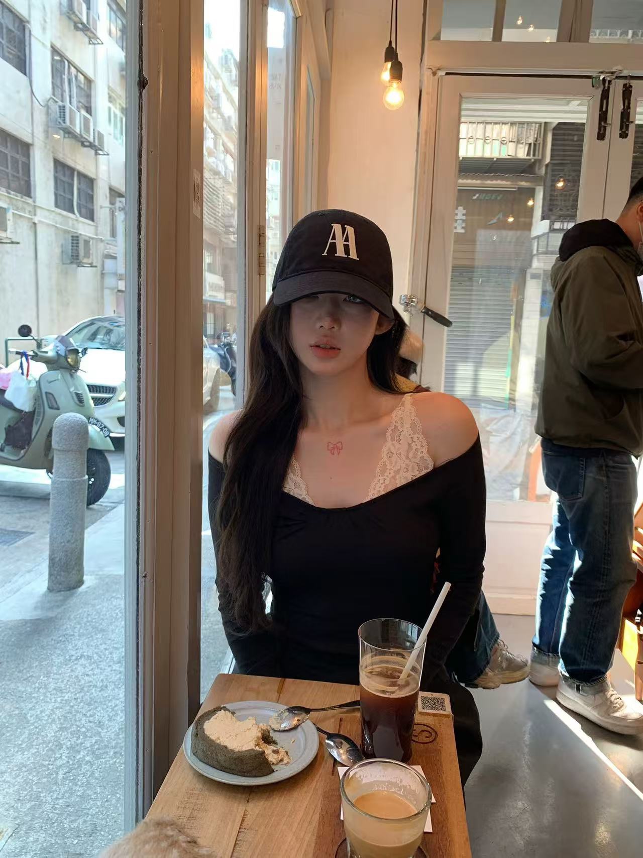 sheepland 분위기 아름다움 어깨 레이스 불규칙 명중 Pleat 오프숄더 긴팔 티셔츠 여성 봄 여름 기본 셔츠 맨위