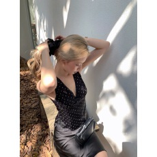 批发8uioio '迷情南法'黑色波点v领吊带背心女春2026新款修身显瘦上衣