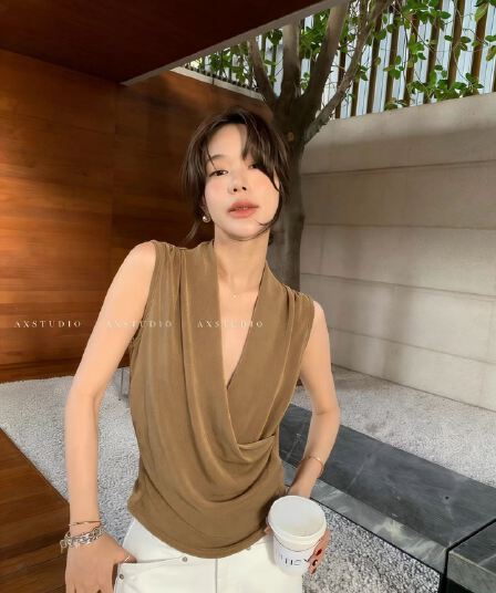 2026 여름 새로운 익스트림 제인 오래된 돈 바람 십자가 V넥 주간 실크 니트 조끼 여성 세련된 몸매 가꾸기 민소매