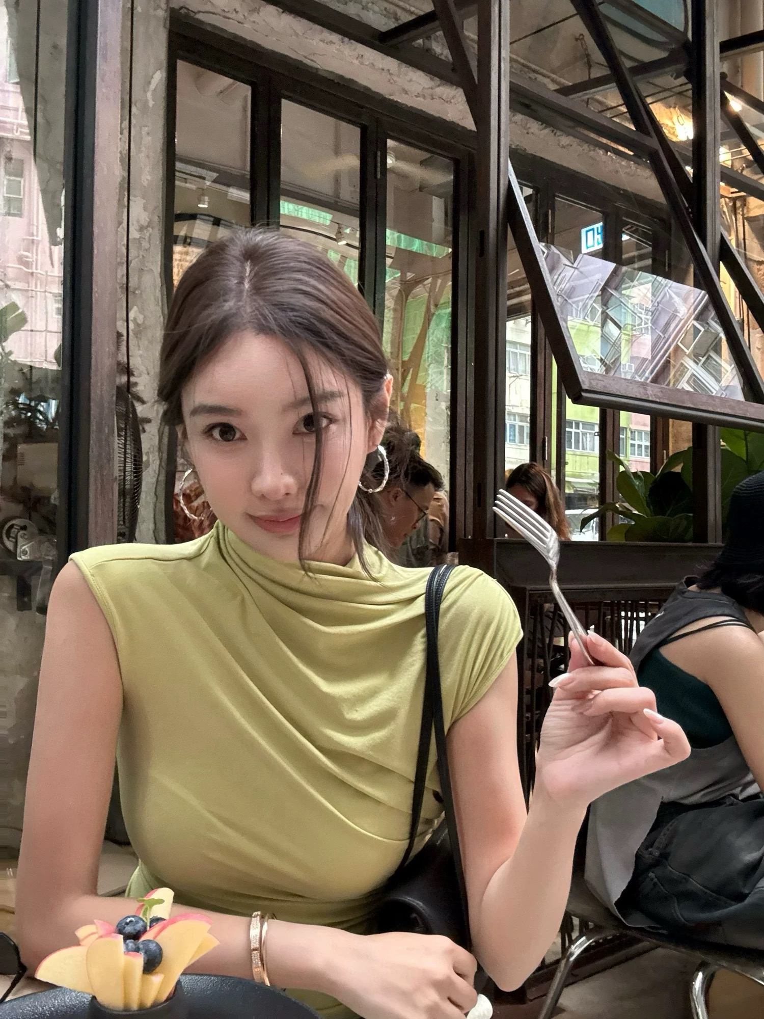 시 웨이 리앙 서있는 자르다 t 2026 새로운 뽕나무 누에 실크 아세트산 프로 피부 주름 3 차원 자르기 패키지 소매 백리스 티셔츠 여성