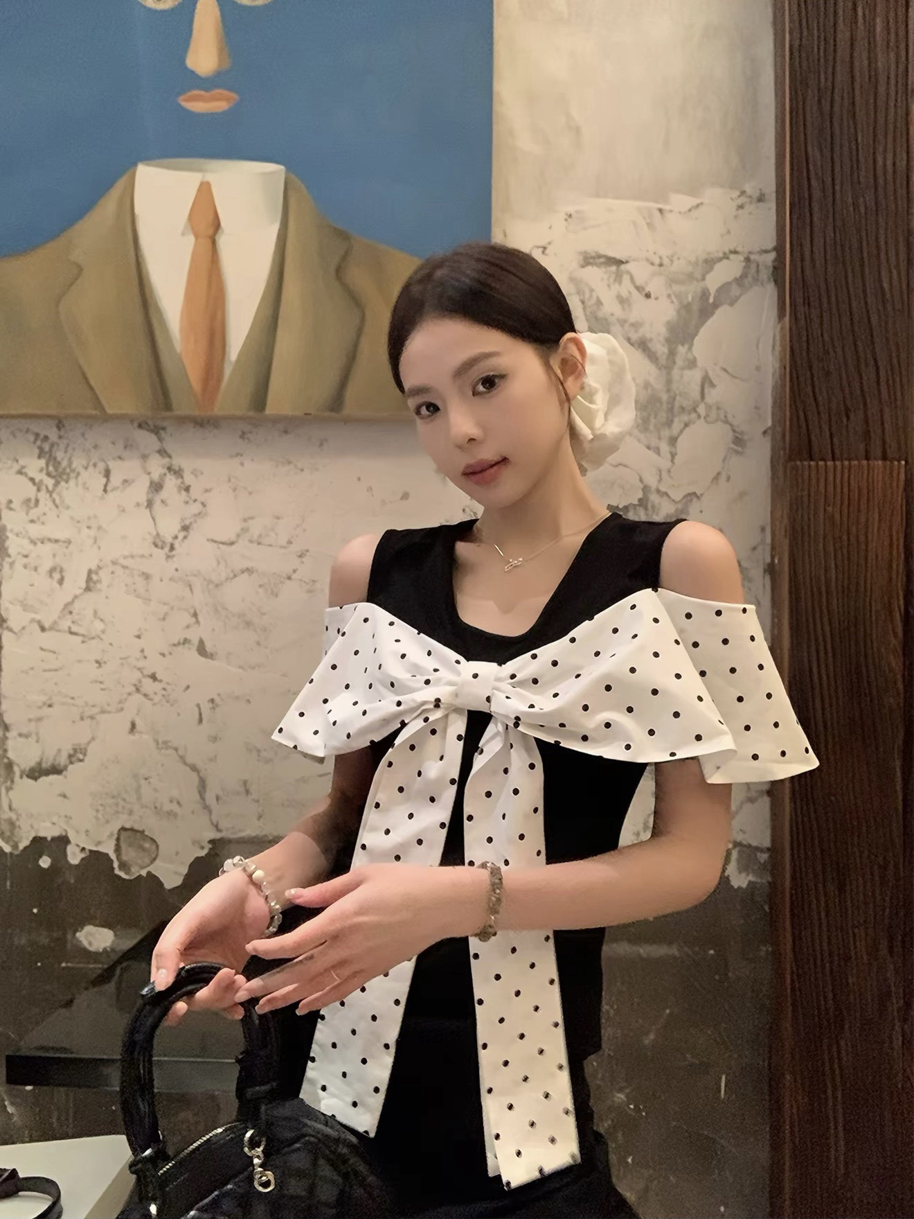 송 긍정적 인 En 검정색 도트 무늬 페이크 레이어드 반팔 티셔츠 여성 여름 한 부서 몸매 가꾸기 나비 매듭 디자인 오프숄더 맨위