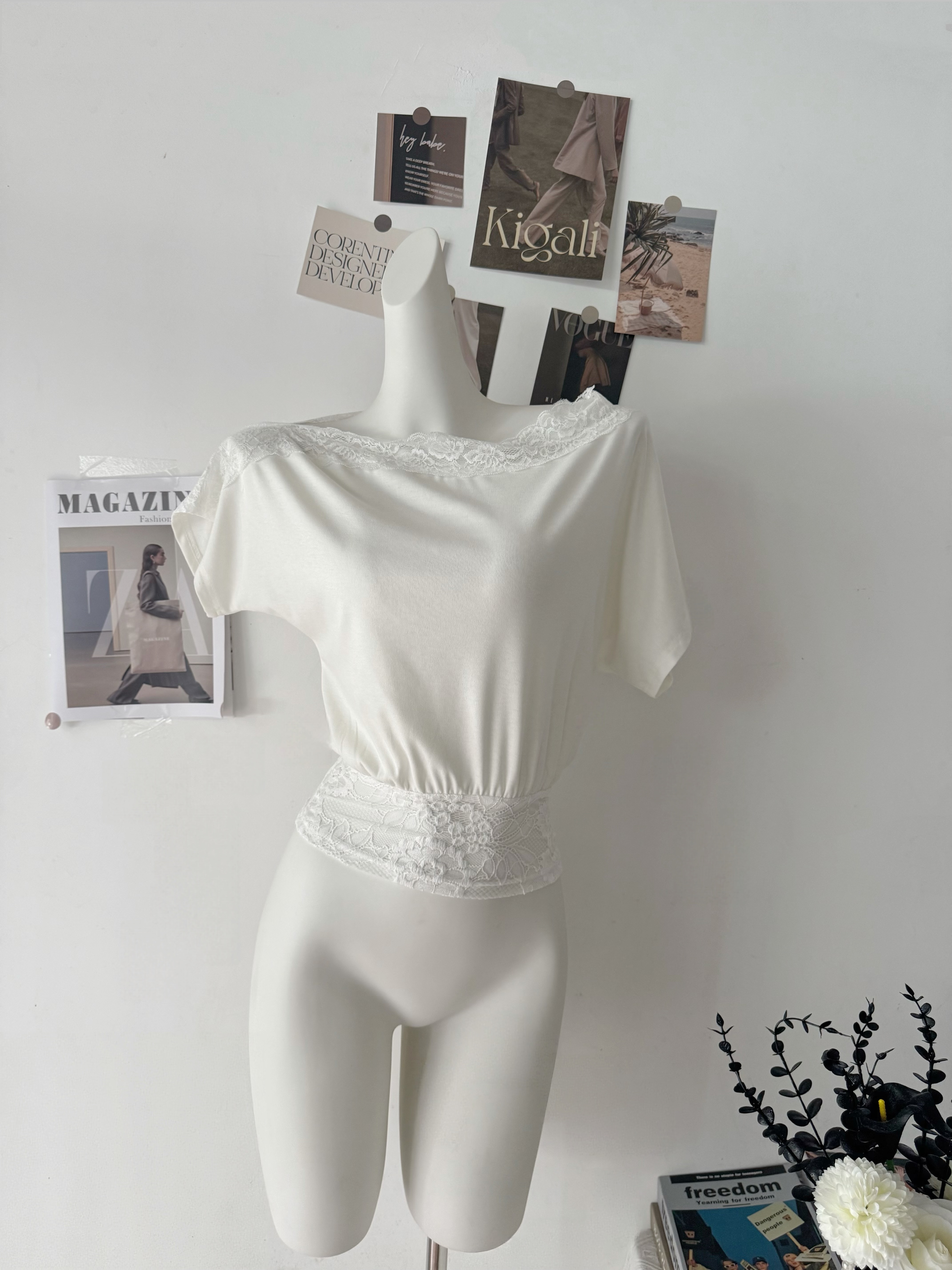 tongiiuu 아름다움 어깨 법 새싹 레이스 조각 비스듬한 어깨 반팔 티셔츠 여성 디자인 센스 허리 수축 슬림해 보이는 맨위 여름