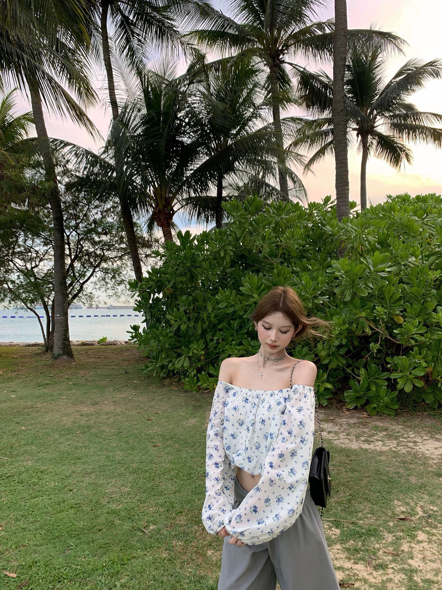 tongiiuu 마이크로 달콤한 마드리드 프랑스식 오프숄더 펌프 Pleat 꽃무늬 맨위 여성 디자인 센스 긴팔 작은 셔츠