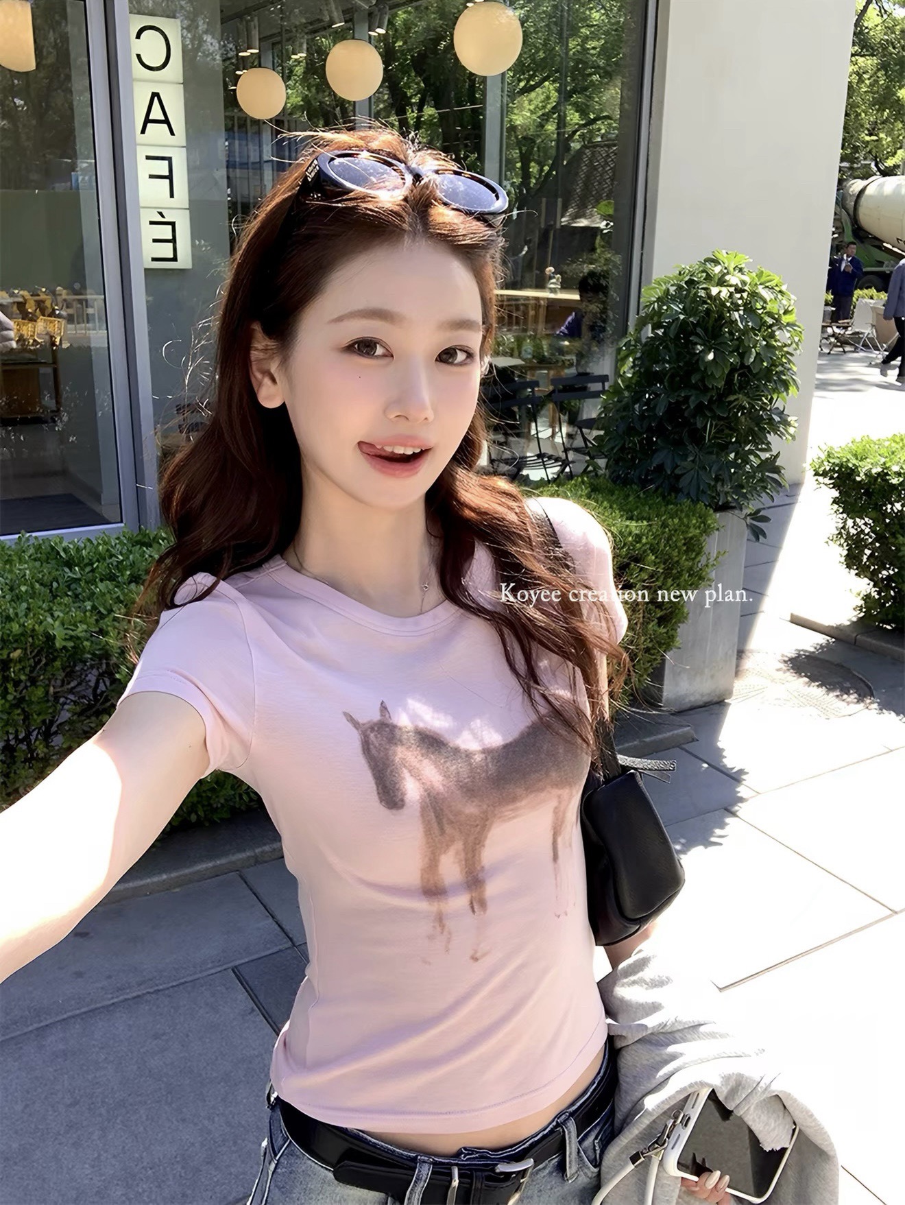 구멍 곡물 1 종 얇은 부드러운 핑크색 작은 말 프린트 반팔 티셔츠 여성 여름 새로운 몸매 가꾸기 슬림해 보이는 쇼트 스타일 긍정적 인 어깨 의류