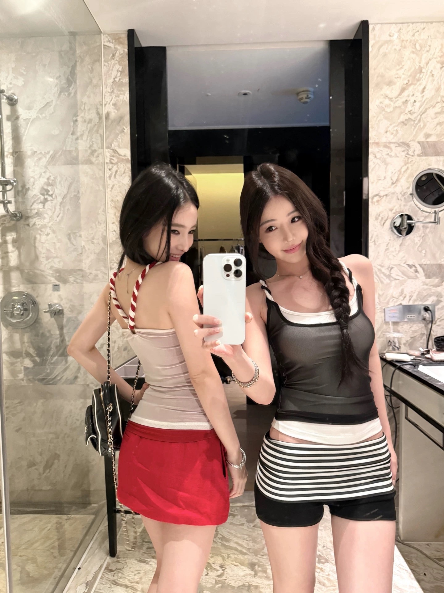 wuu2sweet 우 너무 달콤한 배색 페이크 레이어드 캐미솔 디자인 센스 몸매 가꾸기 슬림해 보이는 민소매 맨위