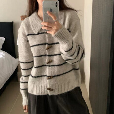 批发2025韩系秋冬新款翻领<b class='q'>条纹</b>毛衣女复古牛角扣软糯宽松<b class='q'>针织</b><b class='q'>开衫</b>外套