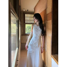 立体绣花连衣裙