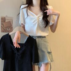 批发2026年新款胖MM穿搭上衣大码女装V领正肩设计感洋气夏季<b class='q'>打底衫</b>女