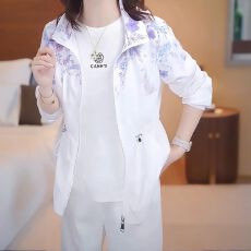 批发日常通勤<b class='q'>百搭</b>宽松连帽防晒外套女2026夏季新款时尚设计感印花上衣