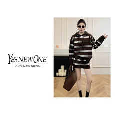 批发韩版休闲风撞色条纹连帽毛衣+防走光短裙2025<b class='q'>冬</b>季