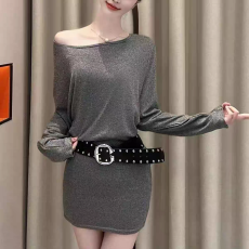 批发纯欲气质氛围感<b class='q'>蝙蝠</b>长袖<b class='q'>连衣裙</b>秋季斜领露单肩设计辣妹包臀短裙子