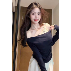 批发纯欲立体花朵露肩长袖上衣女秋季新款设计感温柔风别致<b class='q'>小衫</b>打底衫