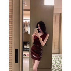 批发复古红色V领pu皮拼接<b class='q'>连衣裙</b>女秋季新款纯欲气质修身显瘦包臀短裙