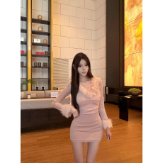 批发蕾丝拼接毛毛v领连衣裙女秋冬法式收腰修身裙子粉色长袖<b class='q'>包臀</b>短裙