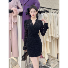 批发纯欲风黑色蕾丝喇叭袖V领连衣裙女秋季设计感修身显瘦<b class='q'>包臀裙</b>短裙
