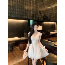 批发<b class='q'>蕾丝</b>拼接v领无袖连衣裙女夏季修身收腰网纱裙子设计感纯欲a字<b class='q'>短裙</b>