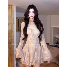 批发法式性感方领镂空<b class='q'>蕾丝</b>拼喇叭袖<b class='q'>短裙</b>纯欲气质收腰系带设计感连衣裙