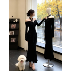 批发赫本风黑色<b class='q'>挂</b><b class='q'>脖</b><b class='q'>连衣裙</b>女2025秋冬新款收腰显瘦性感修身法式裙子女