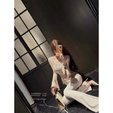 批发纯欲性感v领上衣女秋冬卡其色长袖t恤喇叭袖<b class='q'>蕾丝</b>打底衫内搭可外穿