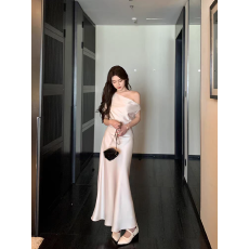 批发法式气质高级感荡领斜肩连衣裙收腰包臀醋酸缎面宴会<b class='q'>礼服</b>裙女新款