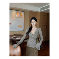 批发杏色喇叭<b class='q'>长袖</b>t恤绝美巨好看的蕾丝打底衫v领纯欲风修身紧上衣女灰