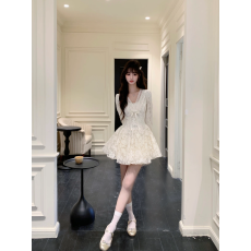 批发法式千金风白色蕾丝V领<b class='q'>连衣裙</b>女秋冬季高级感纯欲收腰显瘦蓬蓬裙