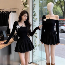 批发纯欲风斜领露肩长袖<b class='q'>连衣裙</b>女冬季新款气质千金风蝴蝶结收腰花苞裙