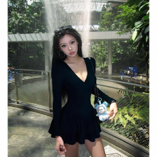 批发黑色V领长袖<b class='q'>连衣裙</b>女2025新款高级感气质收腰显瘦性感御姐风短裙