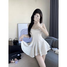 批发纯欲风性感白色吊带<b class='q'>连衣裙</b>女夏季高级感气质鱼骨收腰蓬蓬A字短裙