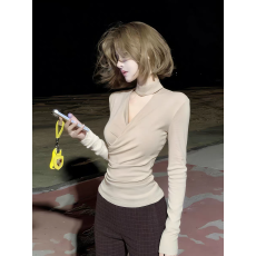 批发纯欲性感v领挂脖上衣女秋冬卡其色长袖t恤显身材<b class='q'>打底衫</b>内搭巨好看
