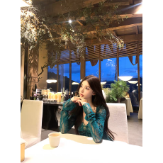 批发绿色纯欲气质性感辣妹方领<b class='q'>蕾丝</b>衫女款春秋独特漂亮巨好看长袖上衣