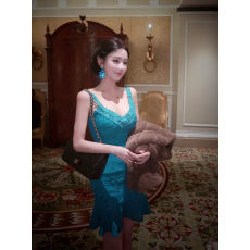 批发法式纯欲风轻奢镂空蕾丝吊带连衣裙女秋冬设计感气质修身包臀<b class='q'>短</b>裙