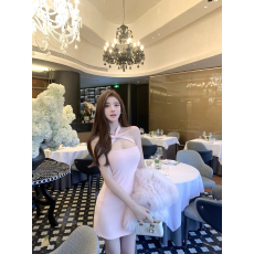 批发蝴蝶结粉色<b class='q'>露背</b>无袖挂脖<b class='q'>连衣裙</b>女冬季修身收腰裙子纯欲风包臀短裙