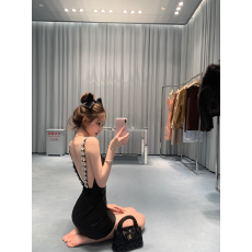 批发法式黑色镶钻<b class='q'>露背</b>吊带<b class='q'>连衣裙</b>女冬季新款性感辣妹收腰包臀裙短裙子