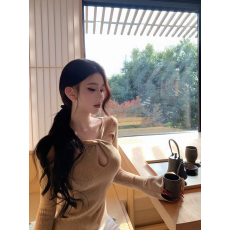 批发红色气质显白镂空露骨V领长袖女秋冬精致舒适百搭名媛御姐风<b class='q'>上衣</b>