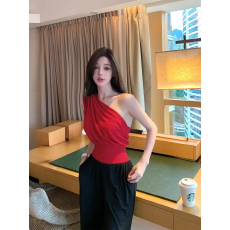 批发红色斜肩无袖小背心女2026新款修身显瘦气质性感风露肩绝美短<b class='q'>上衣</b>