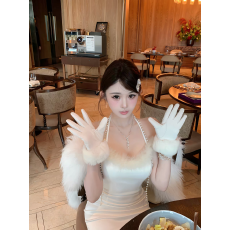 批发高级感毛毛拼接挂脖<b class='q'>连衣裙</b>女冬季缎面礼服裙纯欲修身裙子<b class='q'>包臀</b>短裙