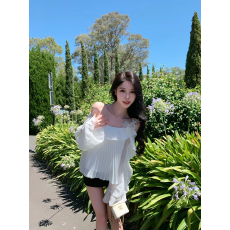 批发温柔甜美一字肩<b class='q'>喇叭袖</b>百褶设计感衬衫女春夏新款小众气质宽松<b class='q'>上衣</b>