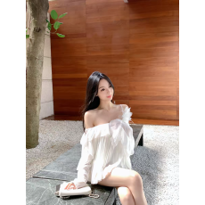 批发温柔甜美一字肩<b class='q'>喇叭袖</b>百褶设计感衬衫女春夏新款小众气质宽松<b class='q'>上衣</b>