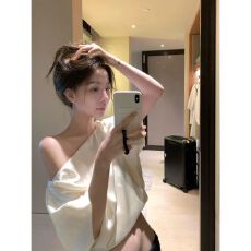 批发法式一字肩斜肩缎面短袖衬衫女夏季设计感小众灯笼袖衬衣露肩<b class='q'>上衣</b>