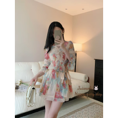 批发甜美气质清透显白碎花<b class='q'>雪纺</b>荷叶边短裙纯欲法式收腰V领长袖连衣裙