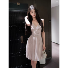 批发法式温柔风立体蝴蝶v领背心连衣裙女夏季修身收腰百褶裙气质短裙