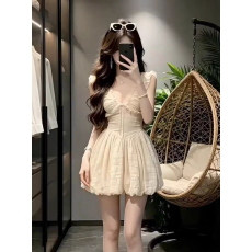 法式杏色v领背心连衣裙女2026夏季新款无袖花苞短裙显瘦收腰a字裙