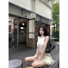批发法式白色波点露背挂脖连衣<b class='q'>裙</b>女装夏季海边度假性感纯欲收腰短<b class='q'>裙</b>子