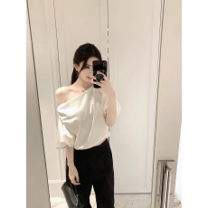 批发法式缎面泡泡袖斜肩短袖<b class='q'>衬衫女</b>夏季设计感小众超好看独特漂亮上衣