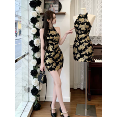 批发新中式气质轻奢烫金挂脖<b class='q'>连衣裙</b>女2026夏季新款无袖收腰包臀短裙子