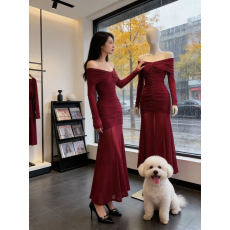 批发韩式慵懒风一字肩连衣裙女2026年春季收腰显瘦性感设计感褶皱长裙