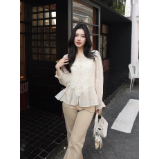 批发韩系温柔风V领钩花<b class='q'>蕾丝</b>拼接衬衫女夏季宽松气质甜美娃娃衫上衣