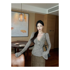 批发法式V领长袖<b class='q'>蕾丝</b>衫女秋冬季高级感内搭可外穿T恤修身收腰打底上衣